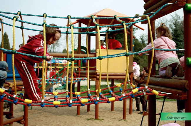 Bewegungs- und Spielangebote in Kindergärten